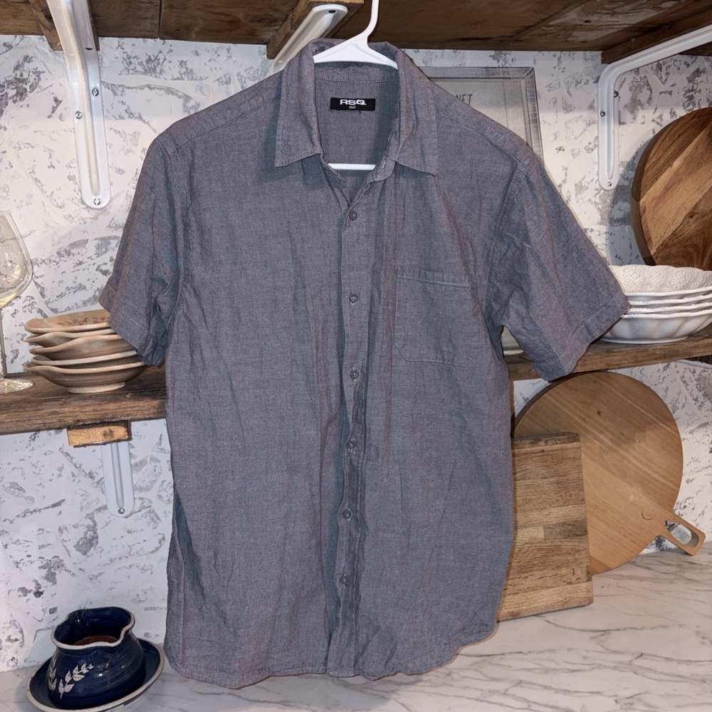 Tilly's RSQ Men's Textured Short Sleeve Hipster Bottom Down Shirt Size S Gray